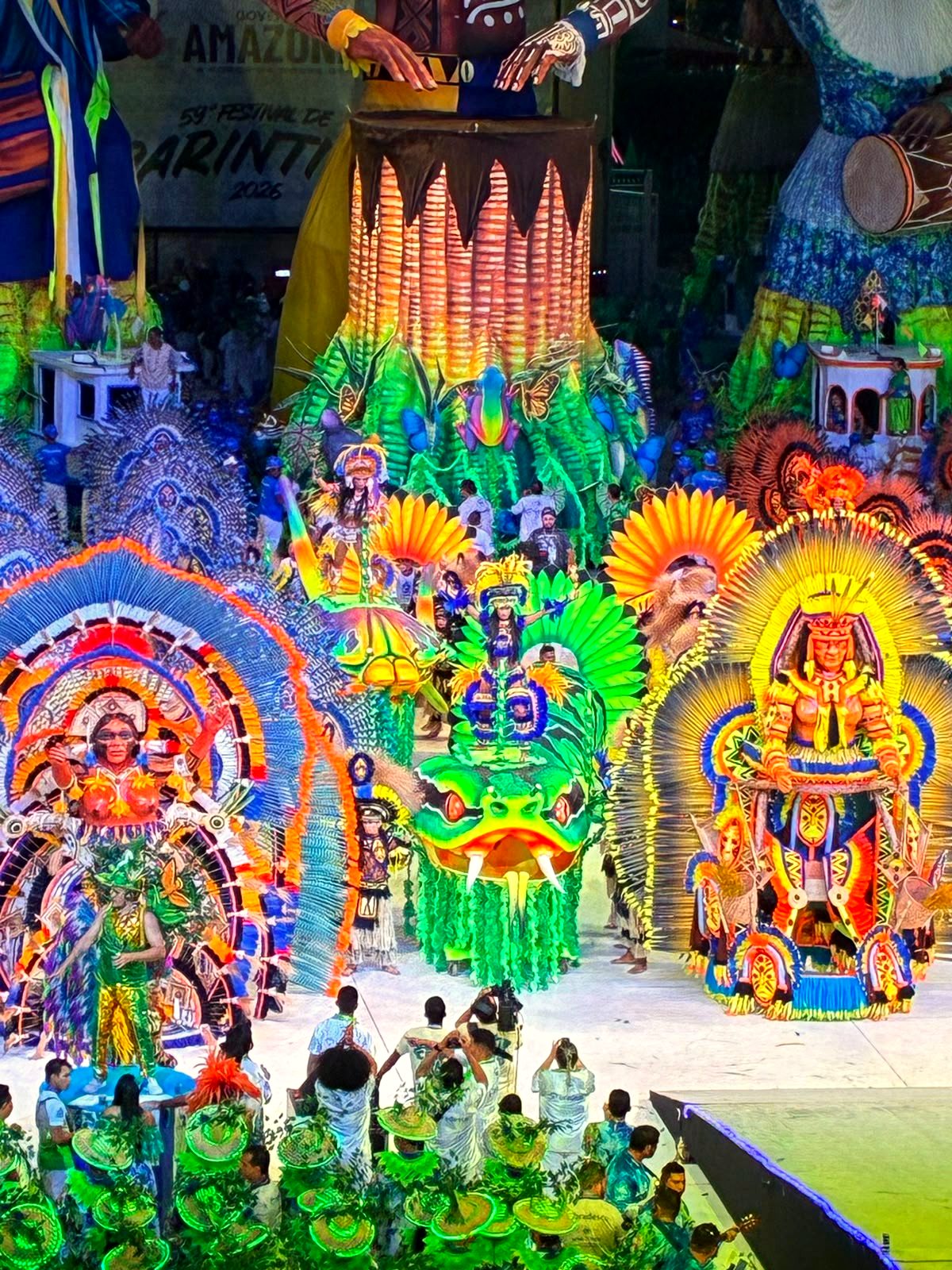 Destaques em fantasias luminosas na arena