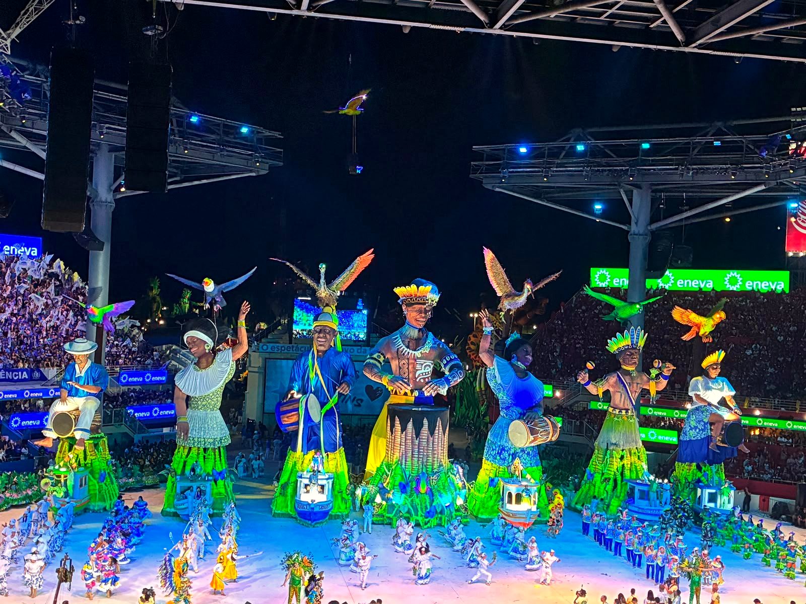 Bonecos gigantes tocando tambores